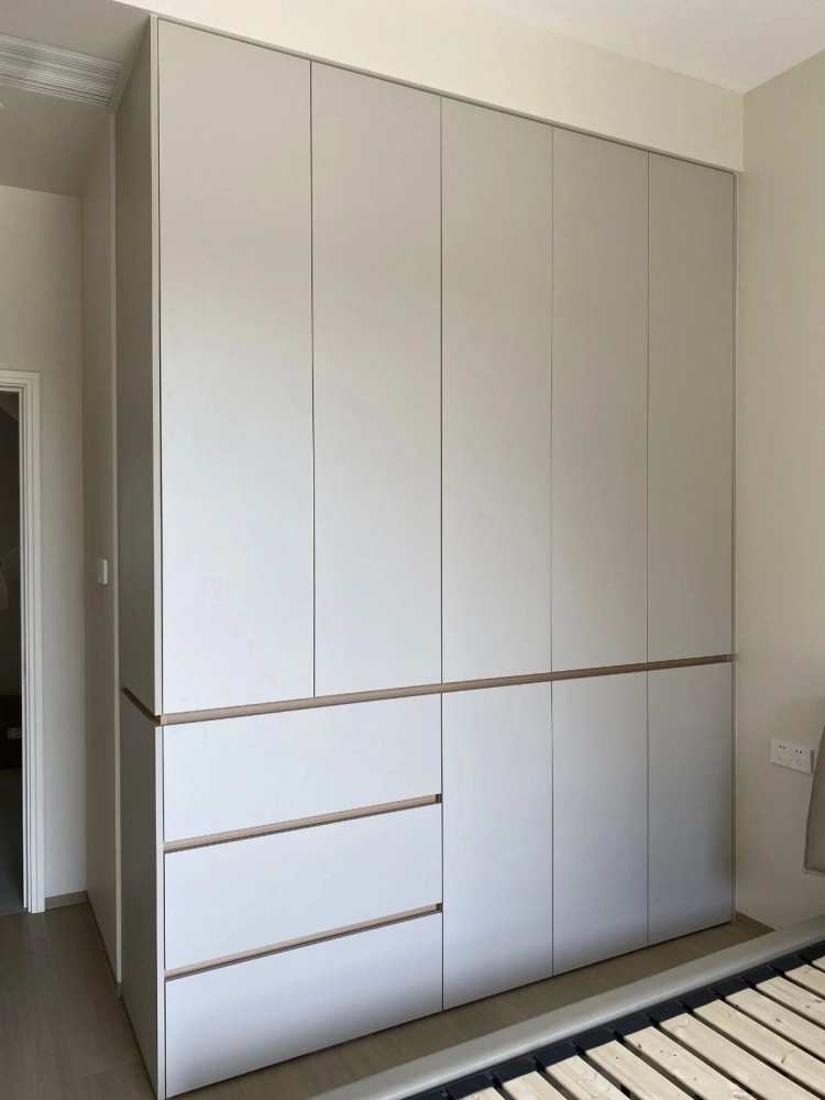 Swing door wardrobe